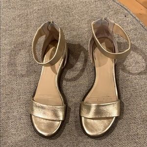Seychelles low wedge sandal, gold size 7.5